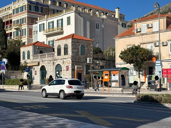 ヒルトン・インペリアル・ドブロブニク側にある市内バス停と道路の風景