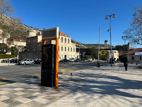 ドブロブニク旧市街のピレ門前にある市内バス乗り場周辺の風景