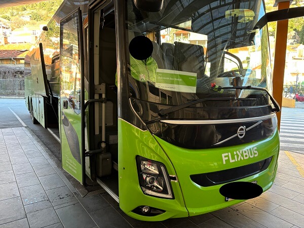 ドブロブニク長距離バスターミナルに停車する緑色のFlixBus車両