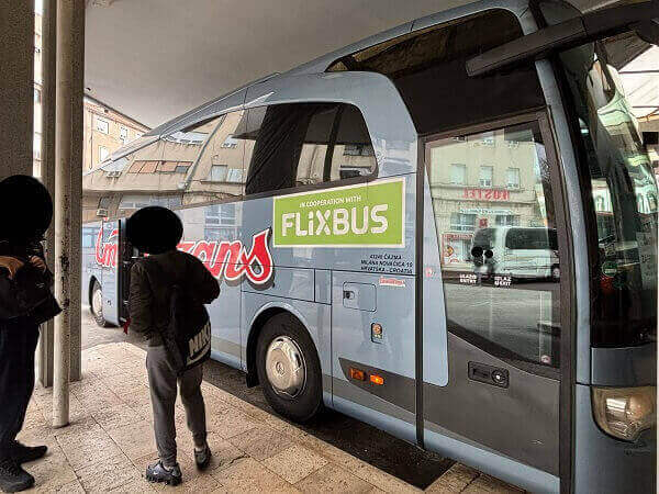 FlixBus提携バスの側面ロゴと乗車口の様子