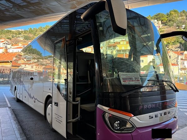 ドブロブニク長距離バスターミナルに停車するドブロブニク発スプリト行きのPromet Makarska社バス