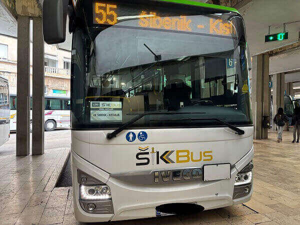 シベニクバスターミナルに停車中の白い市内路線バス（ŠK Bus）