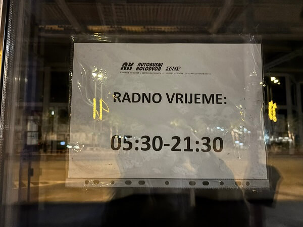 スプリトバスターミナル窓口に貼られた営業時間「05:30-21:30」の案内紙