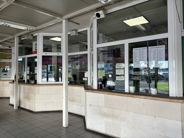 スプリトバスターミナル屋内のチケット販売窓口が並ぶ様子