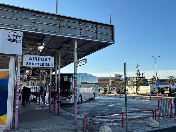 スプリト長距離バスターミナルの乗り場とチケット売り場周辺の様子