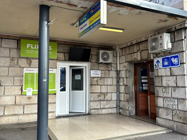 スプリトの黄緑色看板が目印のFlixBusチケット売り場外観