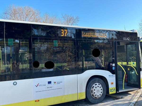 PROMET社の37番バス側面。「Trogir-Airport」と表示された行き先電光掲示板。