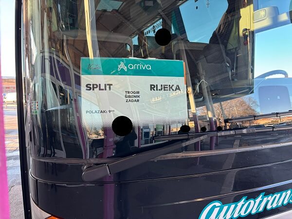 スプリト発リエカ行きの長距離バスフロントガラス。トロギール、シベニク、ザダル経由と書かれた行き方案内プレート。