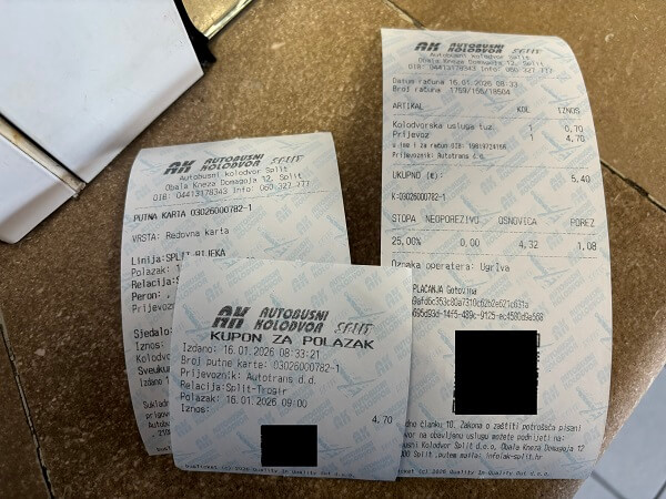 スプリトからトロギールまでのAutotrans社バスの乗車券と領収書。運賃とターミナル手数料が印字されたレシート。