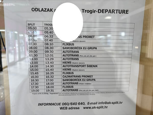 スプリト発トロギール行きの冬ダイヤ長距離バス時刻表。発車時刻や運行会社(FLIXBUS、AUTOTRANSなど)が記載された掲示物