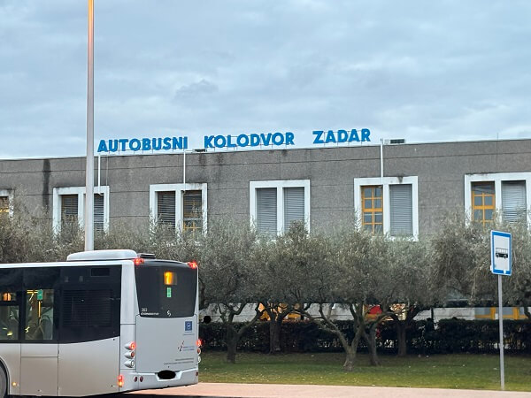 「AUTOBUSNI KOLODVOR ZADAR」の看板が掲げられたザダルバスターミナルの建物外観