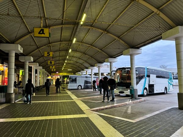 屋根付きのザダルバスターミナル乗り場。番号が表示されたプラットフォーム案内板と停車中のバス