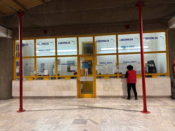 ザダルバスターミナル屋内にある黄色いフレームで囲まれた「PRODAJA KARATA」と書かれたチケット窓口