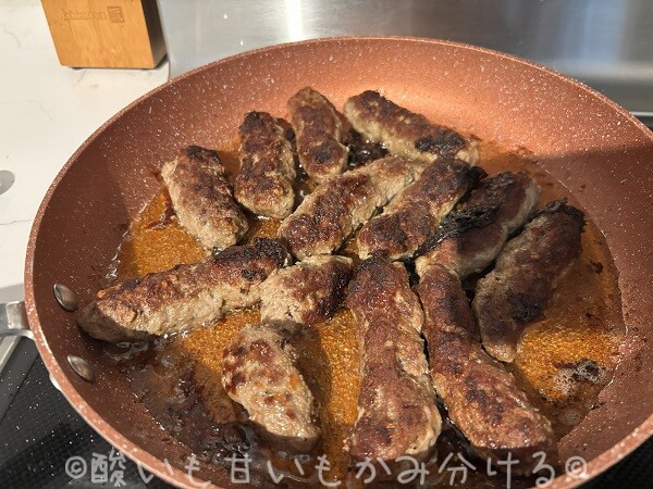 フライパンでこんがりと茶色く焼き上がった、たくさんのチェヴァピ。