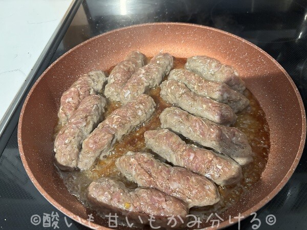 フライパンで加熱され、表面から脂や肉汁がでながら焼けていくチェヴァピ