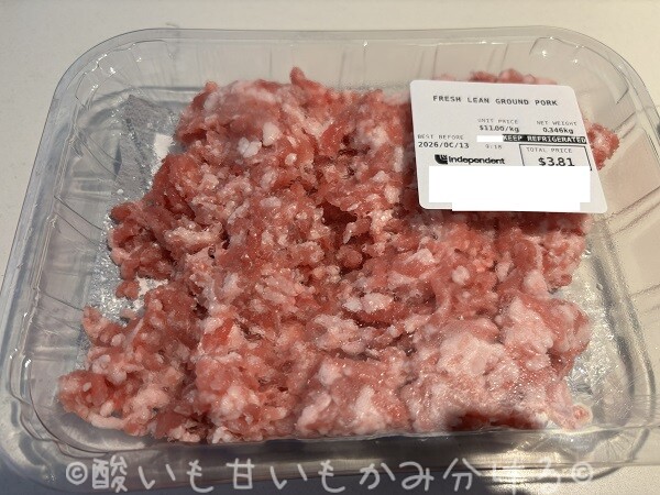 トレイに入った生の豚ひき肉