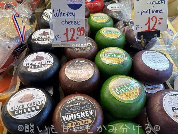ウイスキーやビールなどのフレーバー付きゴーダチーズが並ぶショップの陳列