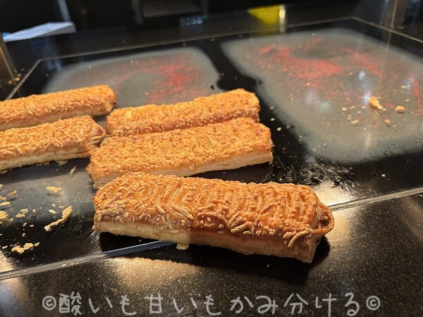 温かいホットプレートに並ぶオランダのチーズ入りパイ（Kaasbroodje）