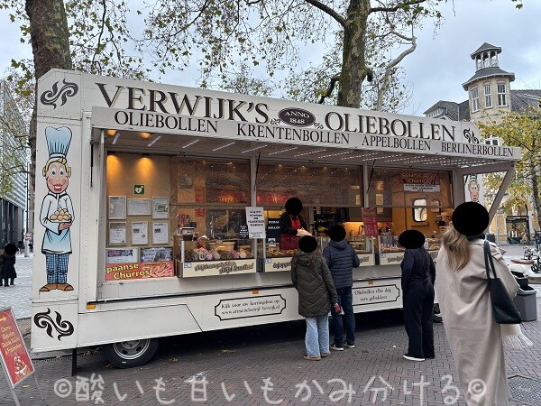 冬の街頭に登場するオリーボーレン（Oliebollen）の移動販売屋台