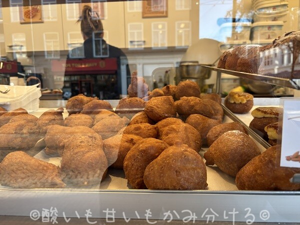 ショーケースに並ぶオランダの伝統菓子オリーボーレン（Oliebollen）