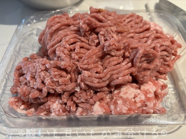 500gに合わせるため豚ひき肉の上に牛ひき肉を重ねてトレイに入れた様子