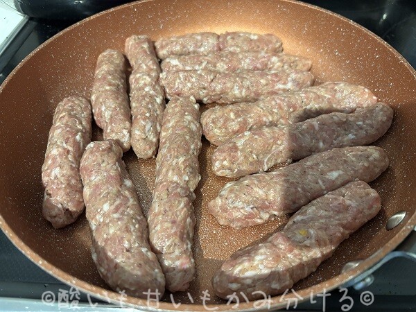 フライパンの中に綺麗に敷き詰められた棒状の生のチェヴァピ肉だね