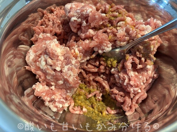 ひき肉500gとチェヴァピの素をフォークで混ぜあわせる