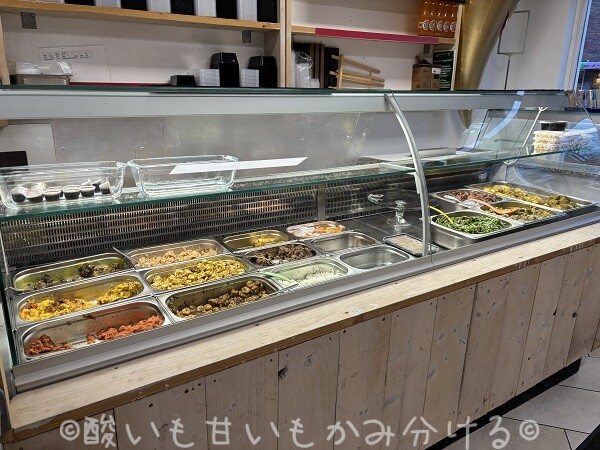 さまざまなスリナム料理のお惣菜や煮込みが並ぶ店内のショーケース